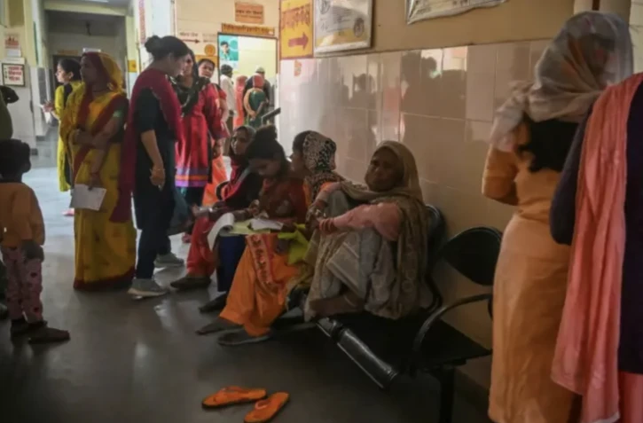 Des femmes attendent pour se faire stériliser dans une clinique de Bhoodbarah, dans l'Etat d'Uttar Pradesh, le 21 mars 2023 en Inde ( AFP / Oindree MUKHERJEE )
