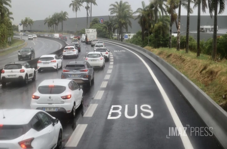 RN2 à Sainte-Marie : la Région inaugure la nouvelle voie réservée aux transports en commun