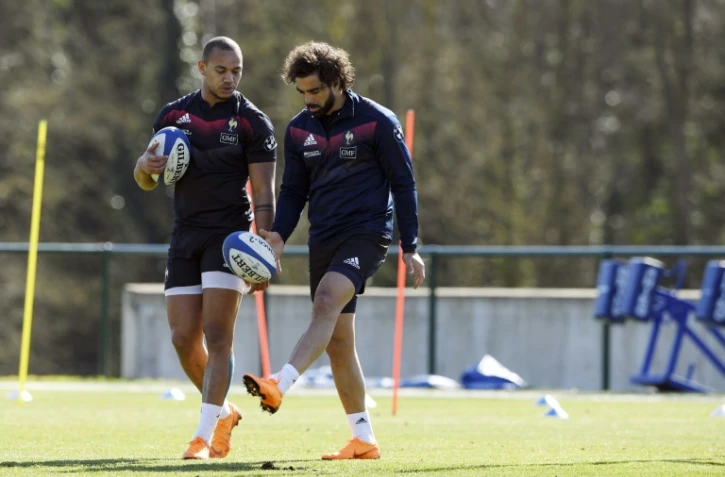 Les joueurs du XV de France, Gaël Fickou (g) et Yoann Huget, lors d'un entraînement à Marcoussis, le 14 mars 2018