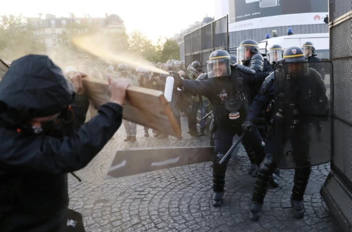 Des antifas face à des policiers, le 23 avril 2017, place de la Bastille à Paris
