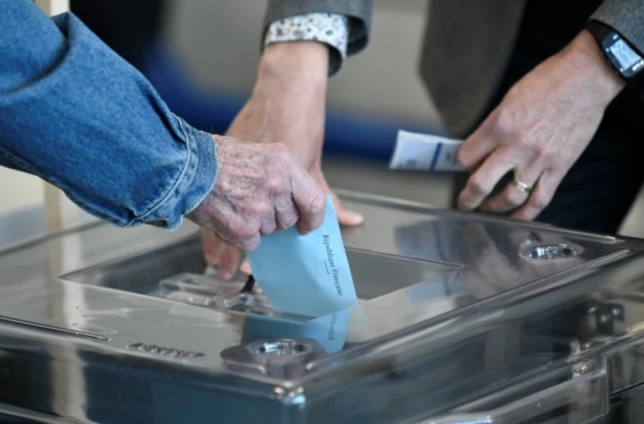 Un électeur vote au 1er tour de la présidentielle, le 10 avril 2022 à Paris