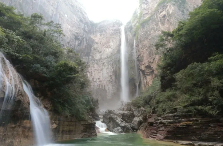 En Chine, un randonneur filme l’eau d’une célèbre cascade naturelle provenant... d’un tuyau