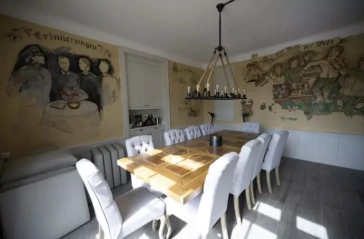 Des fresques murales dans un bunker de la Seconde guerre mondiale Ă Sainte-Marie-du-Mont, dans la Manche, le 18 avril 2024 ( AFP / Lou BENOIST )