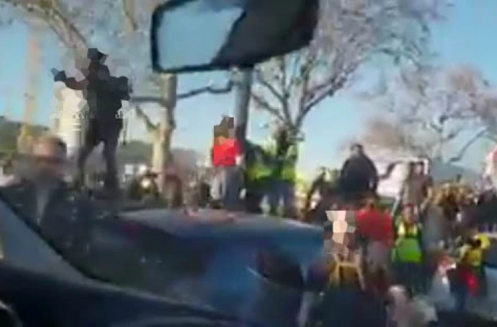 Fourgon de police attaqué : Christophe Castaner dénonce une violence "insupportable"