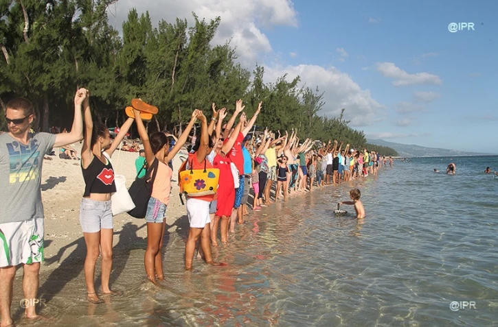 Chaîne humaine pour la réserve marine