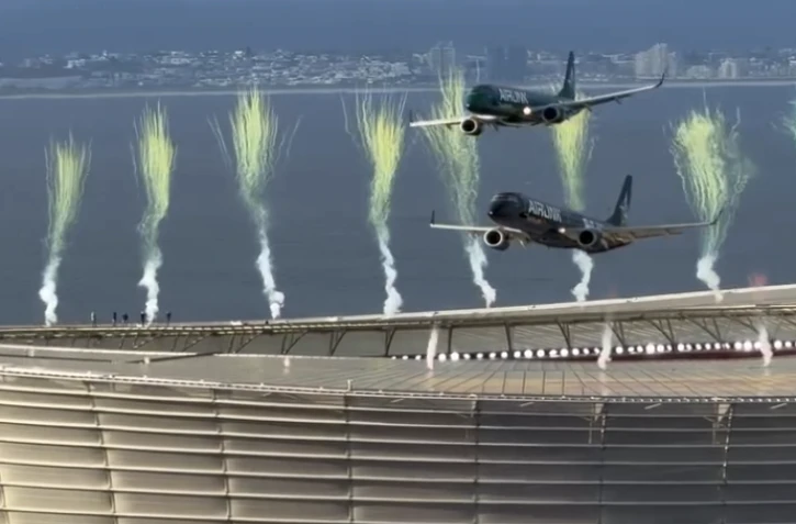 Deux avions frôlent les tribunes du stade du Cap avant un match de rugby en Afrique du Sud
