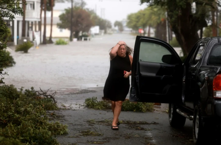Une habitante évalue les dégâts dans son quartier au moment du passage de la tempête Debby, à Cedar Key en Floride (sud-est des Etats-Unis), le 5 août 2024