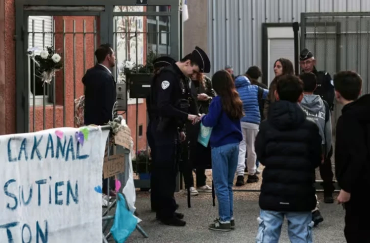 Des policiers procèdent à des fouilles de sacs à l’arrivée des élèves au collège Lakanal, trois jours après une fusillade, le 15 octobre 2026 à Aubagne, dans les Bouches-du-Rhône ( AFP / Thibaud MORITZ )