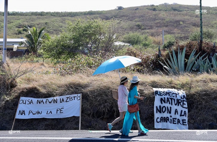 Manifestation contre la crrière de Bois Blanc - Touch Pa Nout Roche