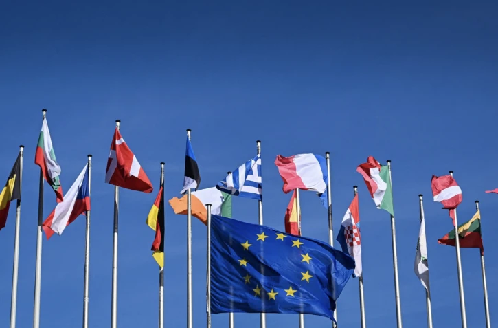 Drapeaux français et européen devant le parlement de Strasbourg, 25 mars 2024. - PATRICK HERTZOG / AFP