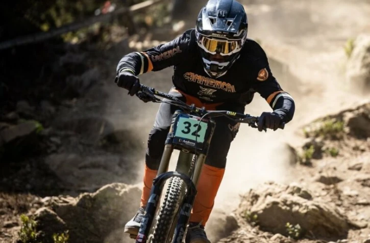 Saint-Paul : Léo Abella, champion du monde de VTT-DH