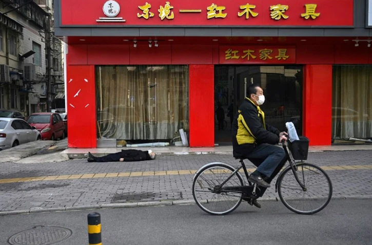 Des membres des services de secours près du lieu où un homme est mort en pleine rue à Wuhan, le 30 janvier 2020 en Chine