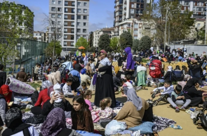 Des habitants d'Istanbul attendent dans un parc après un séisme suivi de plusieurs répliques, le 23 avril 2025 ( AFP / Yasin AKGUL )