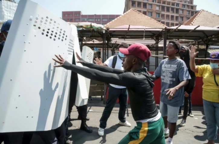 Des manifestants protestant contre les coupures d'eau et d'électricité devant les boucliers des forces de l'ordre malgaches, à Antananarivo le 25 septembre 2025 ( AFP / RIJASOLO )