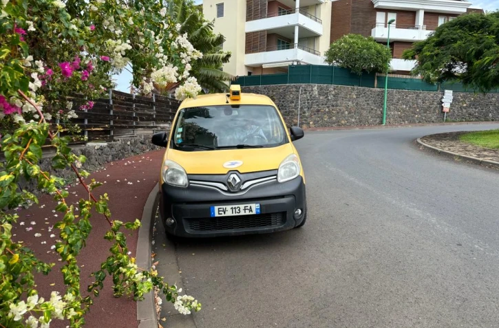 Saint-Paul : les véhicules de La Poste équipés de caméras pour l'entretien de la voirie