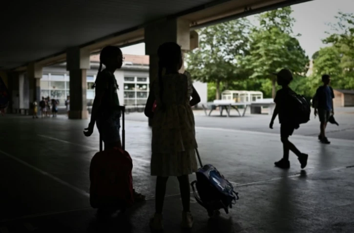 Les syndicats fustigent un manque de préparation de l'Education nationale face à la canicule et exigent "des mesures concrètes" pour adapter l'école au changement climatique ( AFP / Philippe LOPEZ )