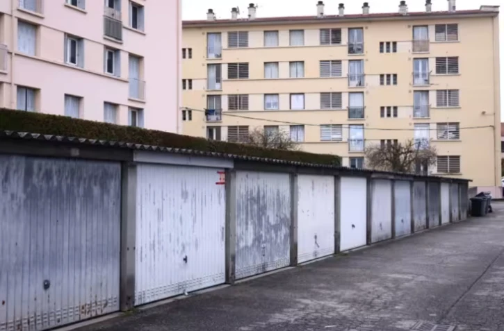 Des scellés de la police sur un garage où deux femmes dont une magistrate ont été séquestrées, à Bourg-lès-Valence, le 6 février 2026 dans la Drôme ( AFP / Alex MARTIN )