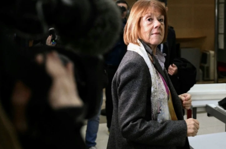 Gisele Pelicot arrive au tribunal d'Avignon, le 25 novembre 2024 ( AFP / Christophe SIMON )