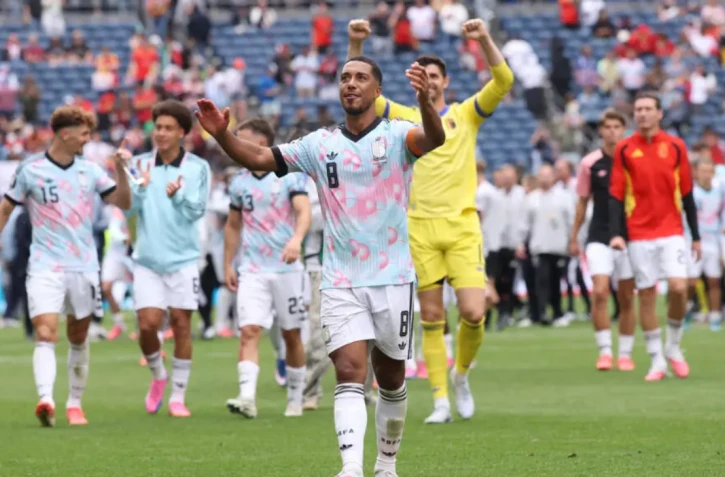 Le Belge Youri Tielemans (N8), auteur d'un doublé contre le Sénégal salue ses supporteurs après la qualification des Belges pour les 8e de finale du Mondial, mercredi à Seattle © ALEX GRIMM / GETTY IMAGES NORTH AMERICA/AFP