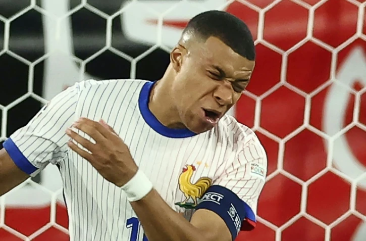 Le capitaine de l'équipe de France Kylian Mbappe grimace après un choc nez contre épaule, lors de la victoire des Bleus 1-0 dans leur match de l'Euro-2024, lundi 17 juin dans la Dusseldorf Arena de Dusseldorf