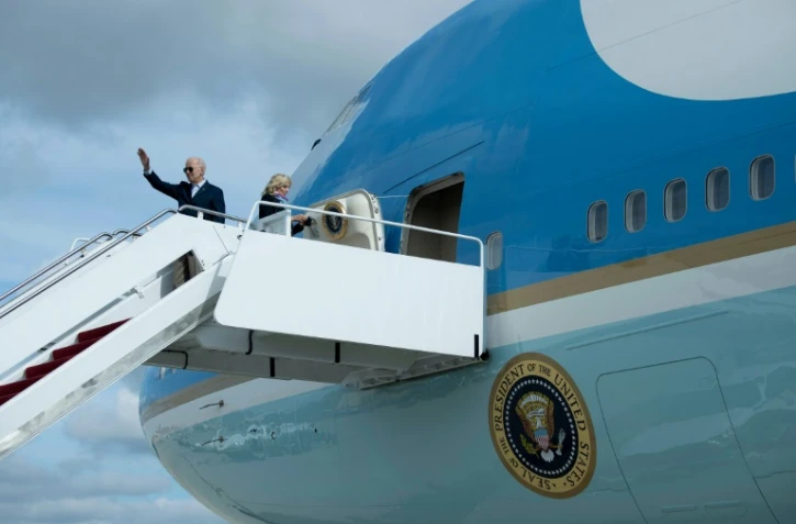Le président américain Joe Biden et la première dame Jill Biden embarquent pour Rome à bord d'Air Force One, le 28 octobre 2021 sur la base d'Andrews, dans le Maryland
