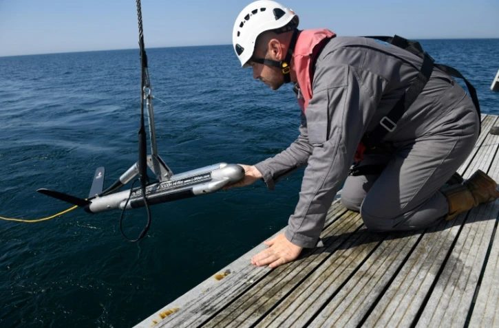 Un agent du ministère de la Culture place un sonar au large de Brest à la recherche de l'épave de La Cordeliere et du Regent, le 29 juin 2018