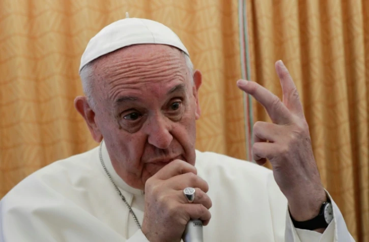 Le pape François répond à des journalistes dans l'avion qui le ramène d'Égypte, le 29 avril 2017