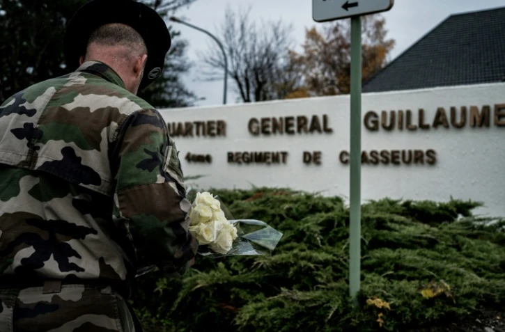 Un soldat rend hommage aux soldats morts au Mali, devant la caserne du 4e régiment de chasseurs à Gap, auquel appartenaient quatre des victimes, le 27 novembre 2019
