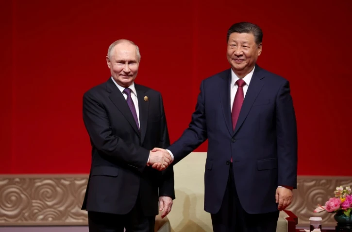 Photo diffusée par l'agence de presse russe Sputnik du président russe Vladimir Poutine et le président chinois Xi Jinping à Pékin le 16 mai 2024
