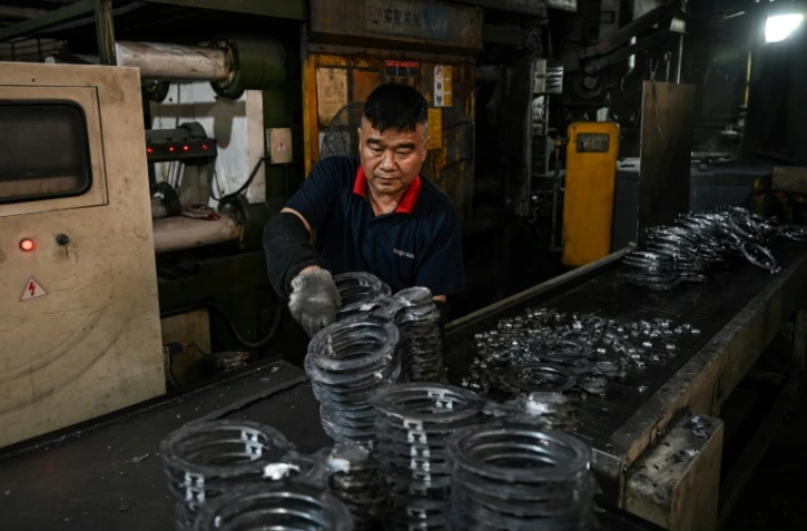 Un employé travaille sur une ligne de production de l'usine Wosen, un fabricant d'éclairages LED, le 17 avril 2025 à Zhongshan, dans la province du Guangdong, dans le sud de la Chine