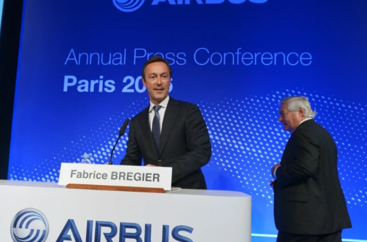 Le PDG d'Airbus Fabrice Brégier (G) lors de la conférence de presse annuelle du groupe le 12 janvier 2016 à Paris