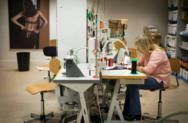 Dans l'atelier de confection de lingerie de la marque Simone Pérèle à Clichy près de Paris, le 20 décembre 2018