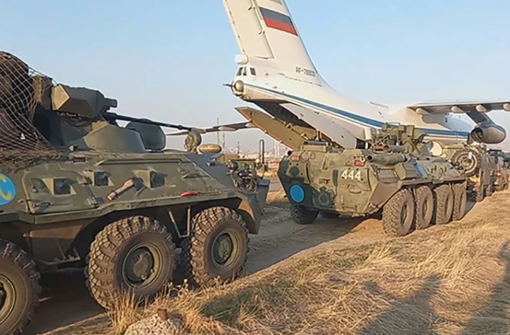 Photo fournie par l'armée russe de tanks russés stationnés près de l'aéroport de Erevan, le 10 novembre 2020