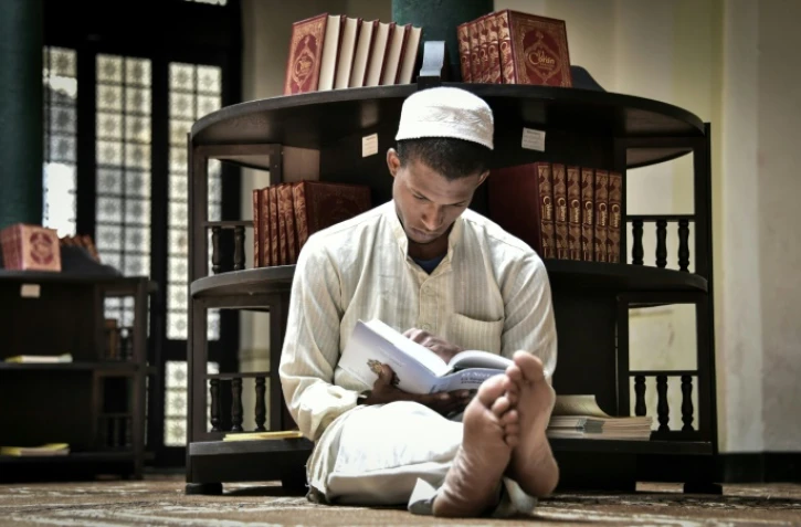 Un musulman cubain en train de lire le Coran, dans une mosquée de La Havane, le 1er juillet 2016