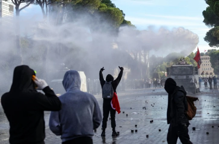 Heurts entre policiers et manifestants qui dénoncent mauvaises conditions d'études, la corruption et exigeant la démission du Premier ministre albanais Edi Rama, le 24 octobre 2026 à Tirana