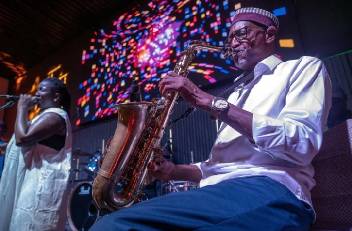Le saxophoniste Thierno Koité, membre du légendaire groupe Orchestra Baobab, se produit aux côtés de la chanteuse Korka Dieng lors d'un concert au Just For You à Dakar, au Sénégal, le 27 septembre 2026