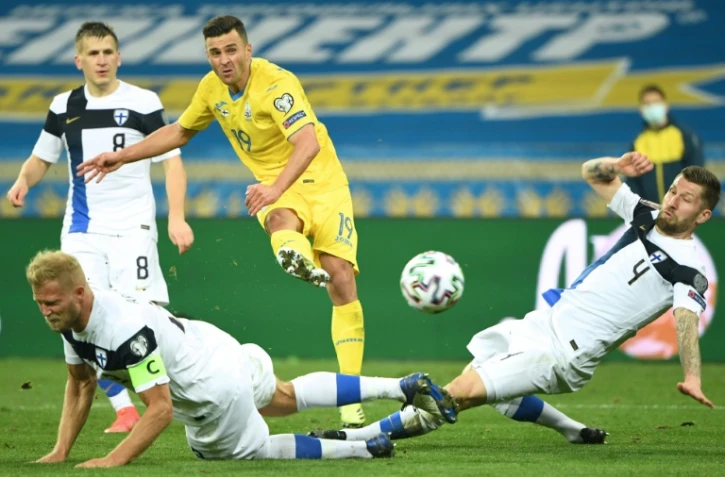 L'attaquant ukrainien Aluisio Moraes tente une frappe devant la défense regroupée de la Finlande au match aller à Kiev, le 28 mars 2021 