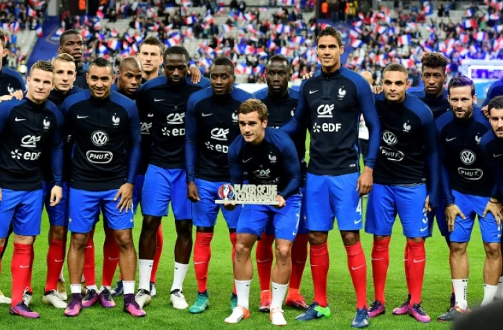 Antoine Griezmann avec son trophée de joueur de l'Euro-2016, avant un match contre la Bulgarie le 7 octobre 2016 au Stade de France