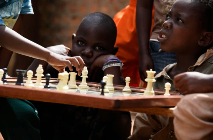 Des jeunes Ougandais jouent aux échecs au club d'échecs de Katwe, dans la banlieue de Kampala, le 29 septembre 2016