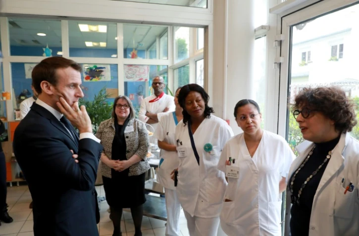 Le président Macron dans un Ehpad parisien le 6 mars 2020