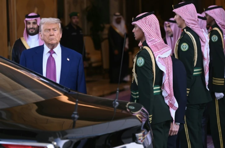 Le prince héritier saoudien Mohammed ben Salmane (g) regarde le président américain Donald Trump partir après une réunion bilatérale à Ryad, le 13 mai 2025