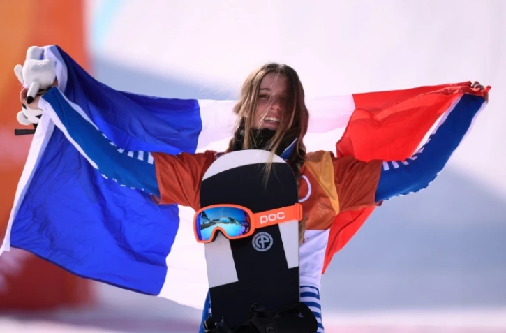 La joie sur le podium de la Française Julia Pereira de Sousa après sa victoire en finale du snowboardcross aux JO, le 16 février 2018 à Pyeongchang 