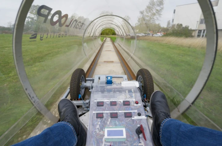 Prototype d'"Urbanloop" de l'école Lorraine INP testé le 21 octobre 2020 à Vandoeuvre-les-Nancy. Le véhicule futur sera largement vitré et ressemblera à une capsule de télésiège se déplaçant sur rail dans un tube transparent à une moyenne de 60 km/h
