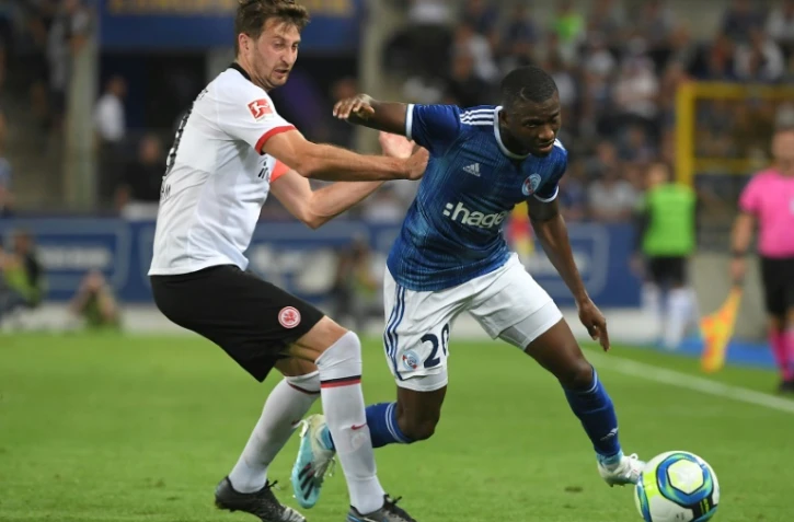 L'attaquant ivoirien de Strasbourg Kevin Zohi (d) à la lutte avec le défenseur israélien capitaine de l'Eintracht Francfort David Abraham, en barrage aller de la Ligue Europa, le 22 août 2019 au stade de la Meinau à Strasbourg