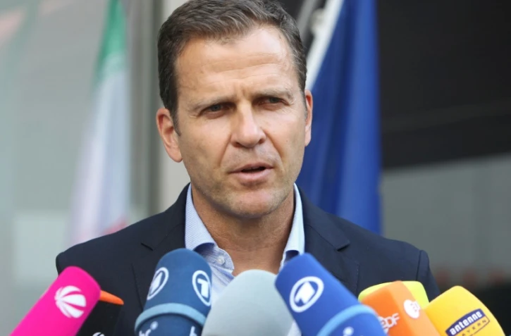 Le sélectionneur de l'Allemagne  Oliver Bierhoff lors d'un point presse à son arrivée à l'aéroport de Francfort, le 28 juin 2018