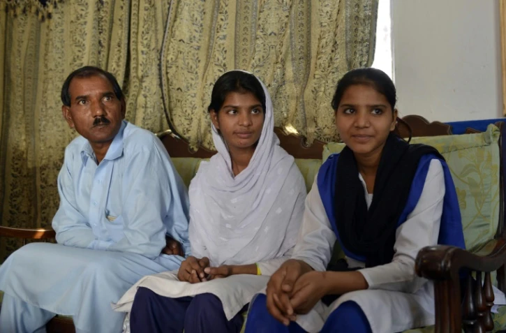 Ashiq Masih, le mari d'Asia Bibi, et ses filles Esha  et Esham,  le 31 octobre 2014 à Lahore 
