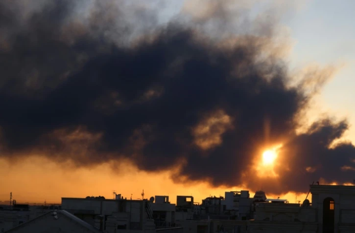 Un panache de fumée après une frappe sur Téhéran, le 3 mars 2026 en Iran