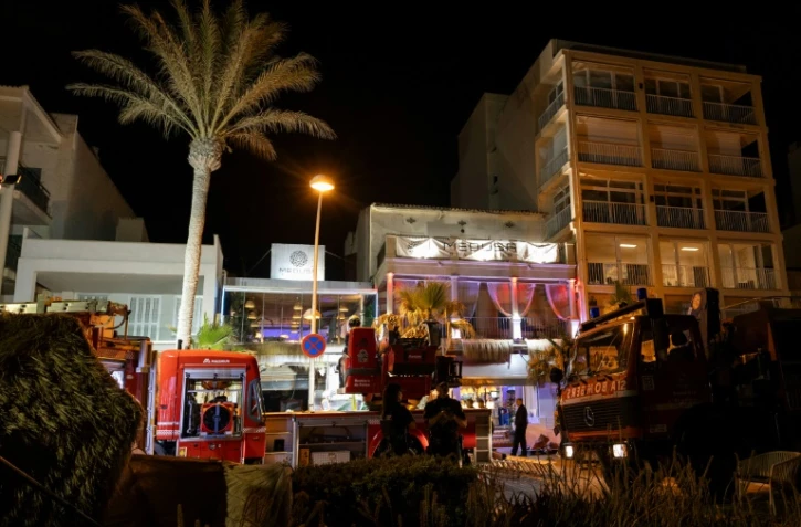 Des pompiers sur place après l'effondrement d'un restaurant à Playa de Palma, au sud de Palma de Majorque, la capitale de l'île méditerranéenne, le 23 mai 2024