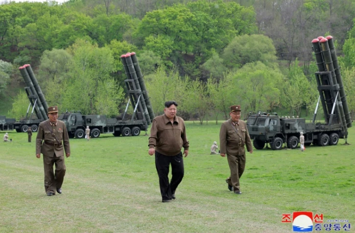 Cette photo prise le 22 avril 2024 et diffusée le lendemain montre le dirigeant nord-coréen Kim Jong Un (c) observant un exercice militaire simulant "une contre-attaque nucléaire", dans un lieu non divulgué en Corée du Nord
