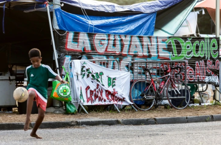 Un enfant jouant dans les rues de Kourou en Guyane, le 3 avril 2017